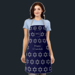 David Star | HAPPY CHANUKAH | Monogram Blue Schürze<br><div class="desc">Stilvolle HAPPY CHANUKAH Schürze mit Imitaten silber STAR OF DAVID-Muster vor Mitternachtsblau. In der Mitte befindet sich ein KUNDENBARE Text, der in Imitaten die Silbertypografie "HAPPY CHANUKAH" liest. Oben befindet sich ein KUNDENBEWEGLICHES MONOGRAMM, das Sie durch Ihr eigenes ersetzen können. Matching-Elemente verfügbar. Großartiges Geschenk für Hanukka und das ganze Jahr...</div>