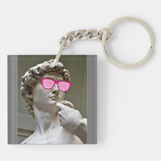 David trägt Rose-farbene Brillen Schlüsselanhänger (Rückseite)