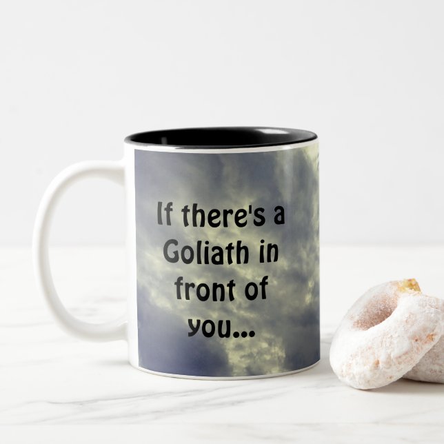 David und Goliath Quote  Zweifarbige Tasse (Mit Donut)