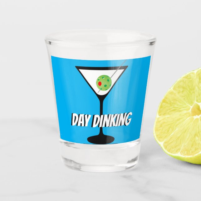 Day Dinking Martini Glas mit Pickleball Olive (Vorderseite)