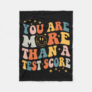Day Teacher Shirt Sie sind mehr als ein Test-Score Fleecedecke