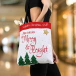 Days Be Merry Trees Gold Star Individuelle Name Tasche<br><div class="desc">"Mögen deine Tage fröhlich und hell sein." Eine spielerische Illustration eines roten Schriftzeichen-Zitats und grüner Bäume, gegen goldene Glitzer-Stars und eine rote Band, hilft Ihnen, Weihnachten und Neujahr einzuführen. Genießen Sie die Wärme und Freude der Feriensaison, wenn Sie diese niedliche und lustige personalisierte Tasche verwenden. Passende Karten, Umschläge, Aufkleber, Geschenkpackungen,...</div>