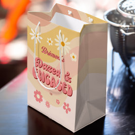 Dazed and verlobt groovy Retro daisy bachelorette Mittlere Geschenktüte