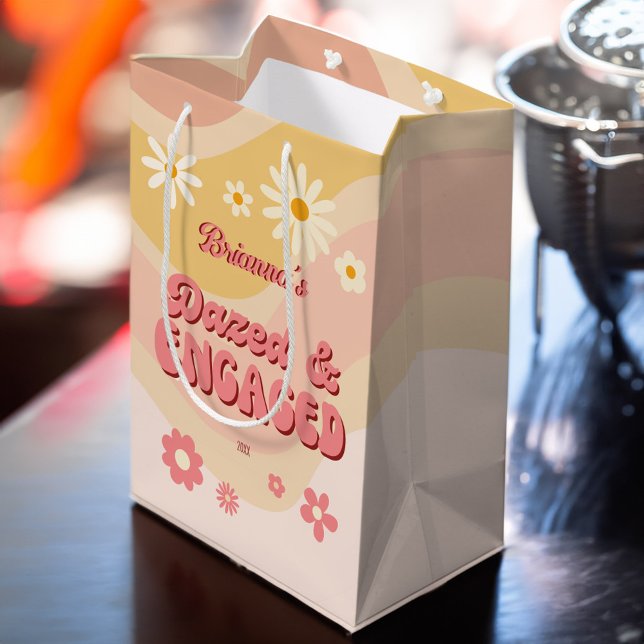 Dazed and verlobt groovy Retro daisy bachelorette Mittlere Geschenktüte (Dazed and engaged groovy retro daisy bachelorette party favors personalized gift bag welcome bag)