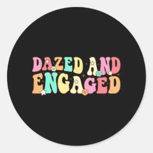 Dazed and Verlobt Groovy Team Bride Bridesmaid Bac Runder Aufkleber