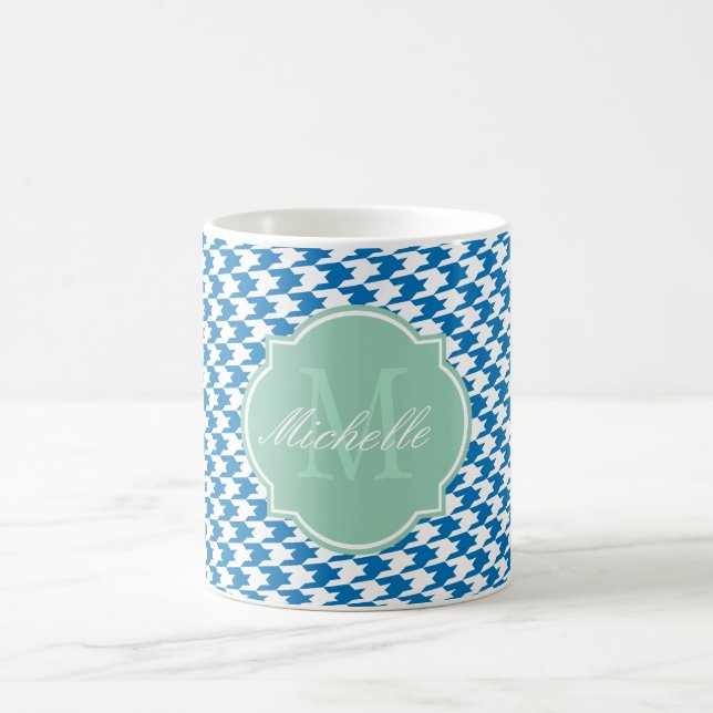 Dazzling Blue Hahnentrittmuster Monogram Tasse (Mittel)