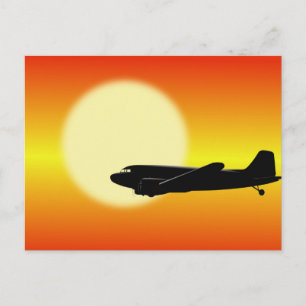 DC-3 fliegt an der Sonne vorbei. Postkarte