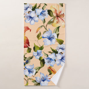 De beaux lys de tigre et de petites fleurs bleues 