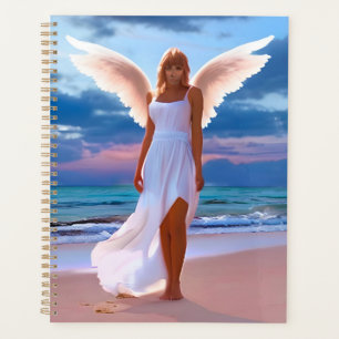 De belles femmes avec des ailes d'ange sur une pla