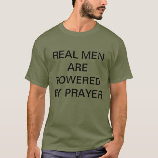De vrais hommes sont actionnés par le T-shirt de