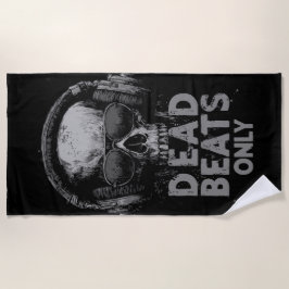 Dead Beats Only – Totenkopf mit Kopfhörern Strandtuch