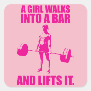 Deadlift - ein Mädchen geht in ein Bar und hebt es Quadratischer Aufkleber