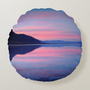 Death Valley Nationalpark. Badwater bei Sonnenaufg Rundes Kissen