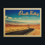 Death Valley Nationalpark Vintage Reise Postkarte<br><div class="desc">Vintage Reisestil Death Valley California Nevada mit einer herrlichen Bergsicht mit kurvenreicher Autobahn in die Ferne.</div>