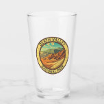 Death Valley Nationalpark Vintage Wandern neben de Glas<br><div class="desc">Death Valley Vektorgrafik Design. Der Park ist bekannt für den Titus Canyon,  mit einer Geisterstadt und farbenfrohen Felsen,  und die Salinen des Badwater Becken,  Nordamerikas tiefsten Punkt.</div>