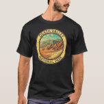 Death Valley Nationalpark Vintage Wandern neben de T-Shirt<br><div class="desc">Death Valley Vektorgrafik Design. Der Park ist bekannt für den Titus Canyon,  mit einer Geisterstadt und farbenfrohen Felsen,  und die Salinen des Badwater Becken,  Nordamerikas tiefsten Punkt.</div>