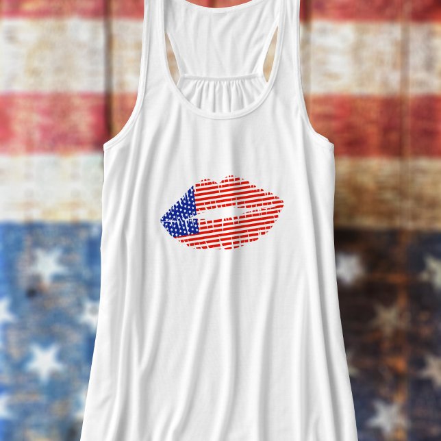 Débardeur Patriotique bâton à lèvres Kiss USA Drapeau femmes (A lipstick kiss in red white and blue. Perfect to wear at your July 4th BBQ)
