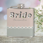 Debosses 3D Adorable Retro Green White Bride Flachmann<br><div class="desc">Debossed 3D Adorable Retro Grün Weiße Bride Flasche. Das Bridal Retro-Programm, das speziell für Sie konzipiert wurde. Die Blume sind in grün und weiß gehalten und mit einer schönen Bräune versehen. Das zeitlose Design verbindet klassische und trendige Stilrichtungen, die Ihren einzigartigen Geschmack widerspiegeln. Diese Flasche macht sie zu einem perfekten...</div>