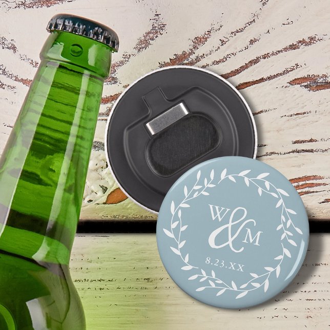 Décapsuleur Élégant monogramme de couronne fleurie bleu poussi (Elegant Floral Wreath Monogram Dusty Blue Bottle Opener)