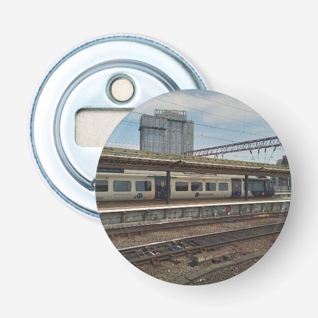 Décapsuleur Train bleu et blanc, devant le bâtiment (Devant)