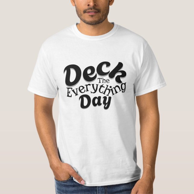 Deck the Everything Day – Funny Holiday Vibes Tee (Vorderseite)