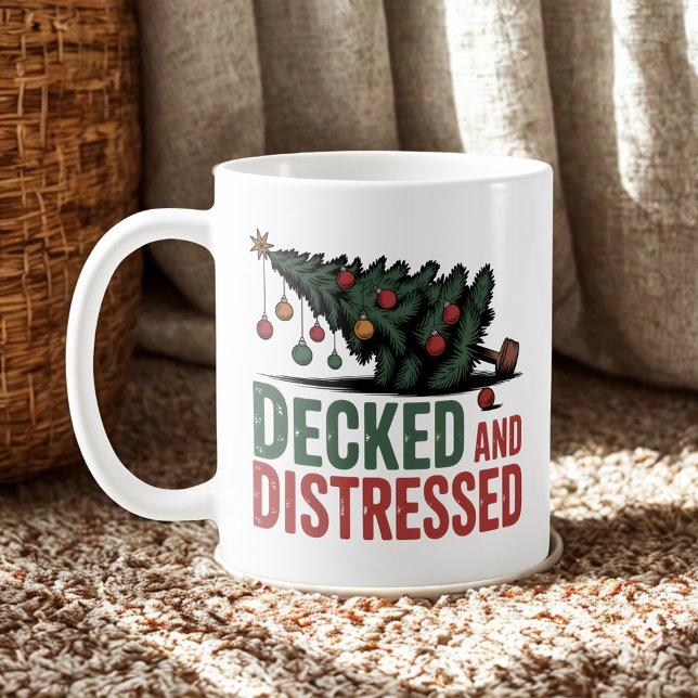 Decked and Distressed | Christmas Chaos Humor Kaffeetasse (Von Creator hochgeladen)
