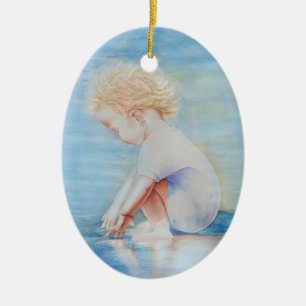 Décoration En Céramique Enfant en bas sur la scène de plage au bord de l'e