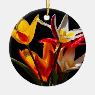 Décoration En Céramique Fleurs de tulipe contre arrière - plan noir