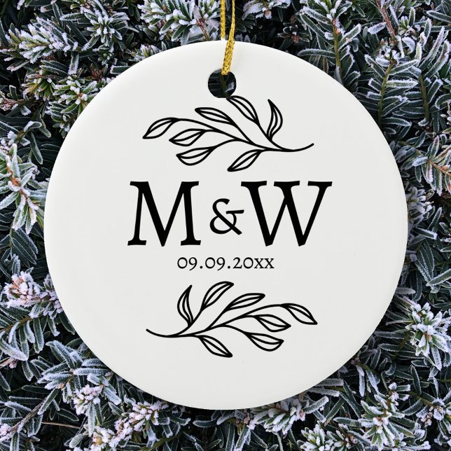 Décoration En Céramique Mariage Monogramme Couple Date Élégante Botanique (Modern couple monogram initials ceramic ornament with wedding date and botanical leaf detail.)
