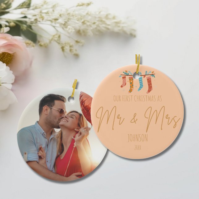 Décoration En Céramique Personnalisé Mr & Mrs First Christmas Photo (Personalized Mr. & Mrs. First Christmas Photo Ceramic Ornament)