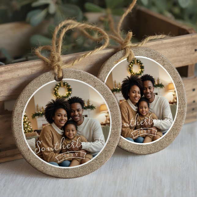 Décoration En Céramique Petite ferme rustique Burlap Photo personnalisée (Minimal Rustic Farmhouse Burlap Personalized Photo Ceramic Ornament)