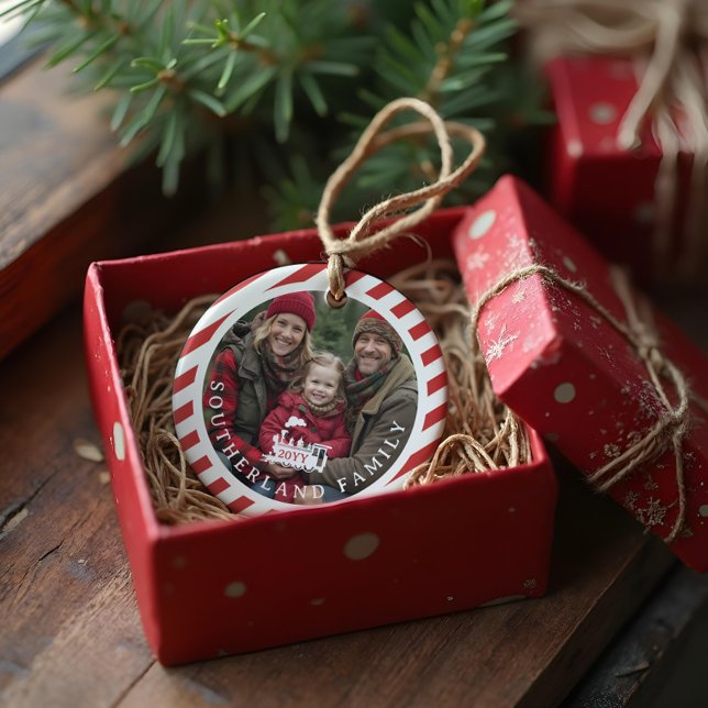 Décoration En Céramique Sucre de canne Stripe Pôle Nord Express Photo de f (Candy Cane Stripe North Pole Express Family Photo Ceramic Ornament (Front))