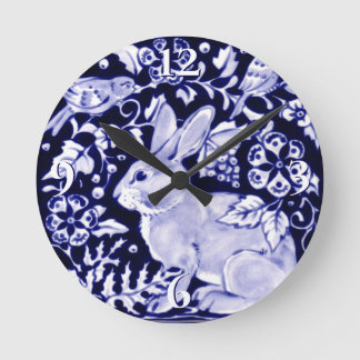 Dedham Blue Rabbit, Classic Blue & White Design Runde Wanduhr