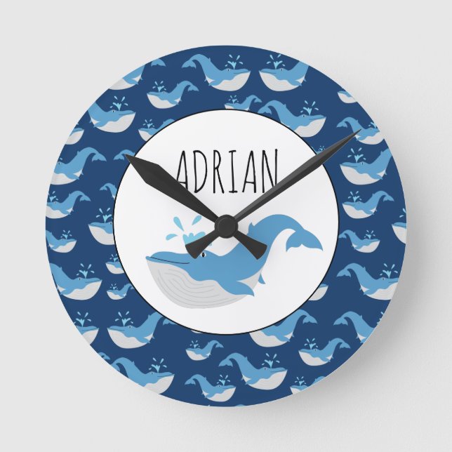 Deep Blue Ocean Whale Pattern Custom Name Nursery Runde Wanduhr (Vorderseite)