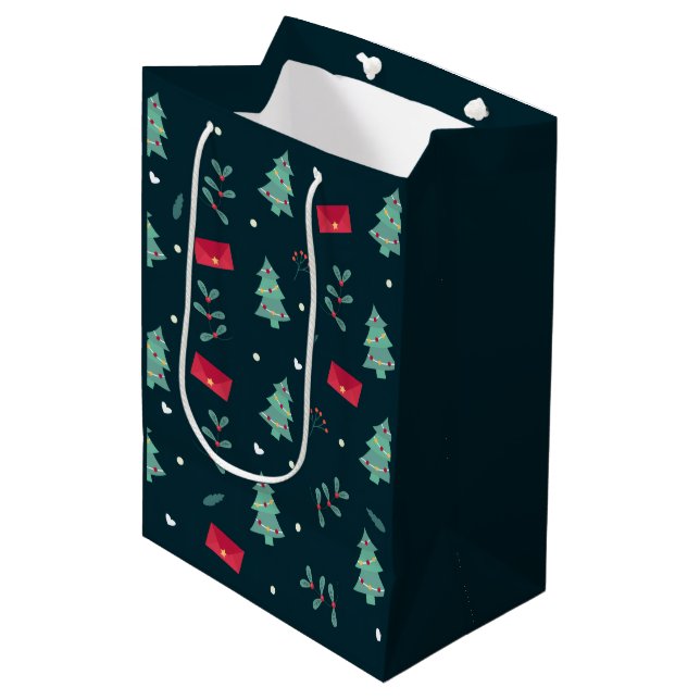 Deep Green Christmas Trees Perfect Mittlere Geschenktüte (Vorderseite Schrägansicht)