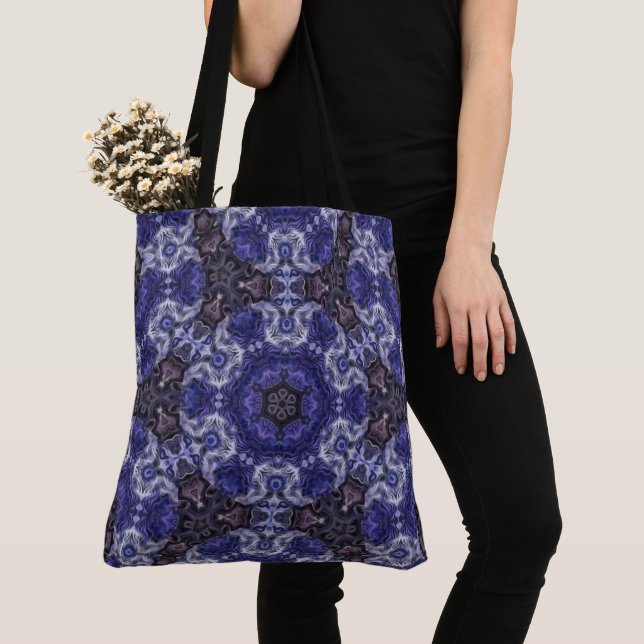 Deep Indigo Swirl Mandala mit Fluid Patterns Tasche (Von Nahem)