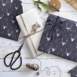Deer Antlers Arrows Christmas Muster V2 Bl ID861 Geschenkpapier<br><div class="desc">Dieses Verpackungspapier zeichnet sich durch ein trendiges Hirschkopf-Silhouette mit geschwungenen Geweihen,  stilisierte Pfeile und winzige Schneeflocken in einem strukturierten Effekt in himmelblauen Farbtönen und Tonschiefer auf marinebasischem Hintergrund aus. Suchen Sie ID861 durch ID864,  um weitere Farboptionen und andere Produkte in diesem modernen,  weihnachtlichen Design-Set zu sehen.</div>