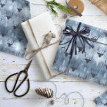 Deer Antlers Arrows Christmas Pattern Blue ID861 Geschenkpapier<br><div class="desc">Dieses Verpackungspapier zeichnet sich durch eine trendige Silhouette aus Hirschkopf mit geschwungenen Geweih- und Stilpfosten, kleinen Schneeflocken in der Dunkelnavy auf einem strukturierten, himmelblauen Hintergrund aus. Passen Sie die sich wiederholende Mustergröße an, um Ihren Bedürfnissen Anzug. Suchen Sie ID861 durch ID864, um weitere Farboptionen und andere Produkte in diesem modernen,...</div>