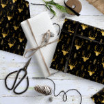 Deer Antlers Arrows Christmas Pattern V2 Gld ID861 Geschenkpapier<br><div class="desc">Dieses Verpackungspapier zeichnet sich durch eine trendige Silhouette aus Hirschkopf mit geschwungenen Geweih- und Stilpfeilen sowie kleinen Schneeflocken aus,  die auf schwarzem Hintergrund in goldfarbenen Tönen gehalten werden. Suchen Sie ID861 durch ID864,  um weitere Farboptionen und andere Produkte in diesem modernen,  weihnachtlichen Design-Set zu sehen.</div>