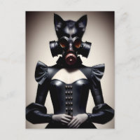 Déesse en cuir noir et masque à gaz Carte postale