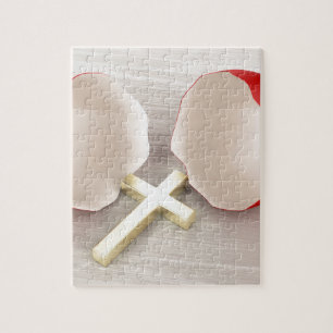 Defekte Eierschale und Kreuz