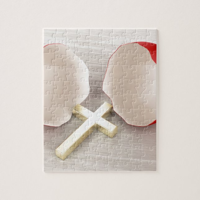 Defekte Eierschale und Kreuz (Vertikal)