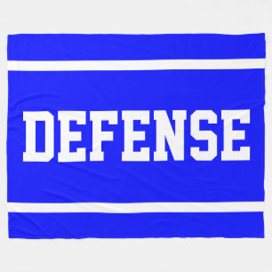 DEFENSE Athletic Weiße Textstreifen auf Hellblau Fleecedecke