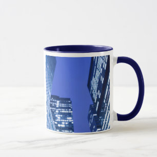 Defocused aufwärts Ansicht der Büro-Gebäudefens Tasse