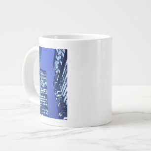 Defocused aufwärts Ansicht der Büro-Gebäudefenster Jumbo-Tasse