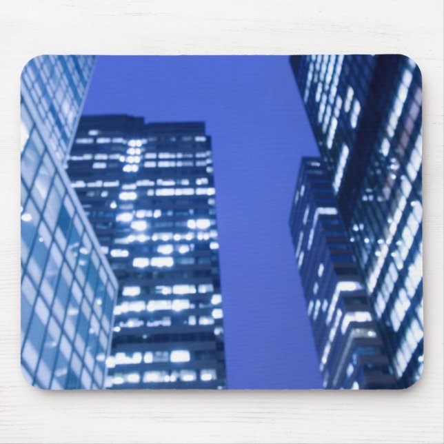 Defocused aufwärts Ansicht der Büro-Gebäudefenster Mousepad (Vorne)
