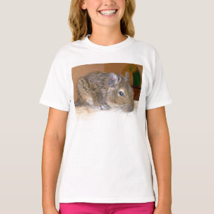 Degu entspannende niedliche Mädchen im Shirt
