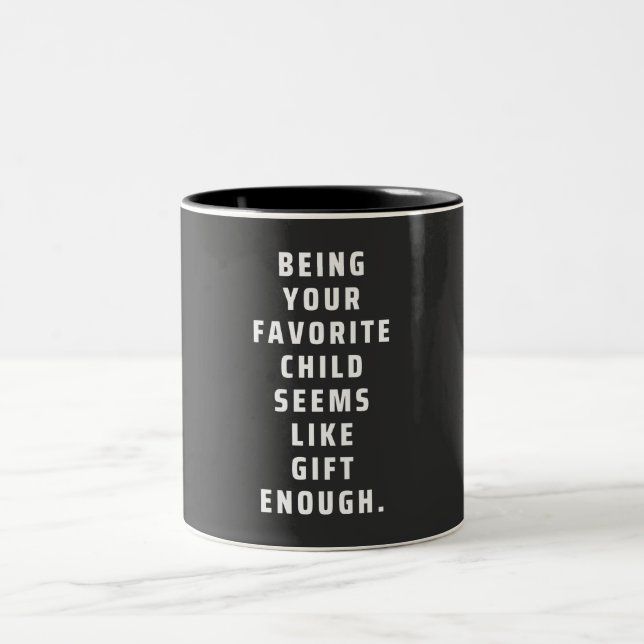 Dein Lieblingskind scheint wie Geschenk genug ( Zweifarbige Tasse (Mittel)