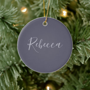 Dein Name   Elegante Lavendel-Schrift auf nebligem Keramik Ornament