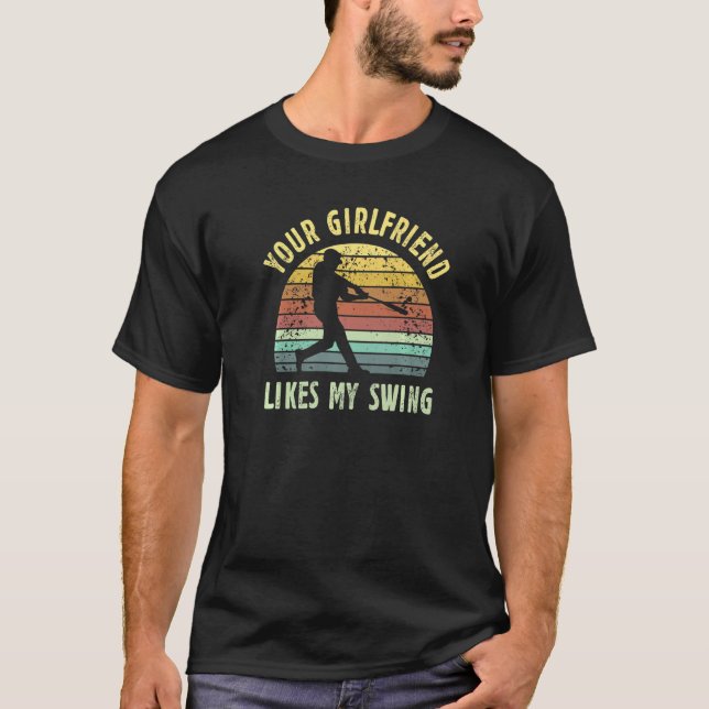 Deine Freundin mag mein Swing Baseball Lover Funn T-Shirt (Vorderseite)